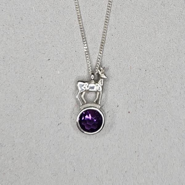 Kette mit Rehbock auf Amethyst